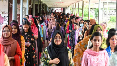 ডাকসু নির্বাচনে শিক্ষার্থীদের দীর্ঘ সারি