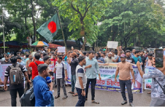 তিন দাবিতে প্রবাসী কল্যাণ ভবন অবরোধ কোরিয়া গমনেচ্ছু কর্মীদের