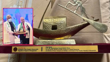 উপহারের ‘নৌকা’ নিয়ে বিপাকে উপদেষ্টা, চাইলেন পাঠকের মতামত