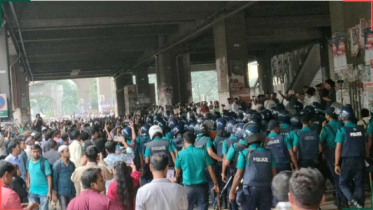 প্রেসক্লাবের সামনে এমপিওভুক্ত শিক্ষক-কর্মচারীদের সরাতে পুলিশের লাঠিপেটা