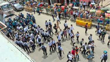 নিউমার্কেটে ঢাকা কলেজ-সিটি কলেজ শিক্ষার্থীদের মধ্যে সংঘর্ষ, পুলিশসহ ১০ আহত
