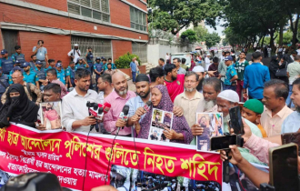 আইন উপদেষ্টার পদত্যাগ দাবিতে সচিবালয়ের সামনে শহীদ পরিবার ও আহতদের অবস্থান