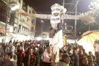 আমির হামজার বিরুদ্ধে বিক্ষোভ, কুশপুত্তলিকায় জুতার মালা