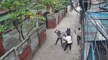 মগবাজারে দিন-দুপুরে দলবেঁধে চাপাতি হাতে ছিনতাই