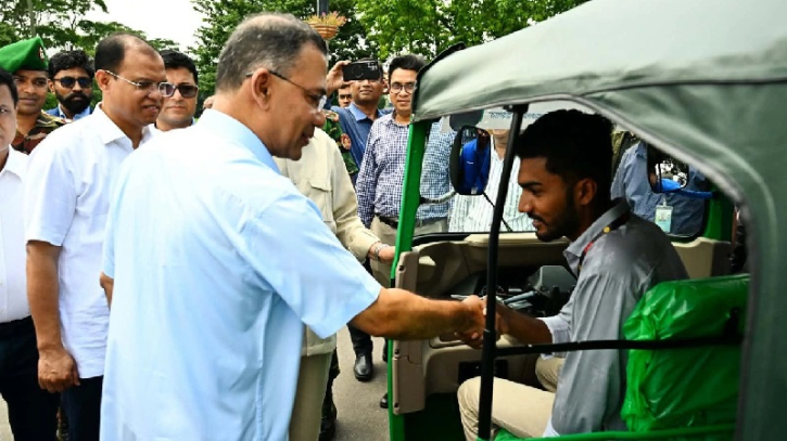 জুলাই যোদ্ধাদের অটোরিকশা-রিকশা উপহার দিলেন প্রধানমন্ত্রী