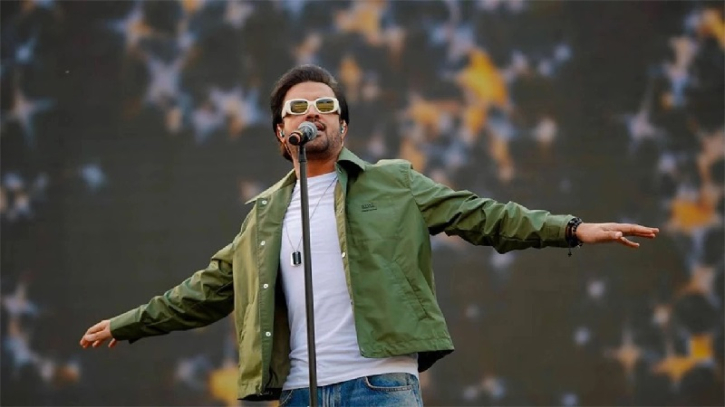 মঞ্চ মাতাতে ঢাকায় পৌঁছেছেন আতিফ আসলাম