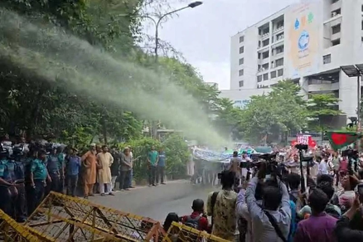 চাকরিচ্যুত বিডিআর সদস্যদের ওপর পুলিশের জলকামান চাকরিচ্যুত বিডিআর সদস্যদের ওপর পুলিশের জলকামান