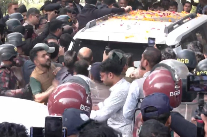 ওসমান হাদির কবর জিয়ারত করলেন তারেক রহমান