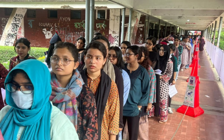 ডাকসু নির্বাচন শুরু, সবার সামনে সিলগালা হলো ব্যালট বাক্স