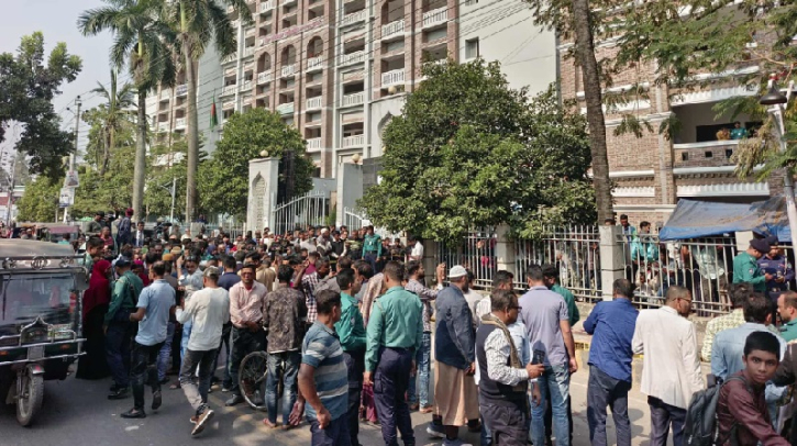 খুলনায় আদালতের সামনে কুপিয়ে ও গুলি করে দুইজনকে হত্যা