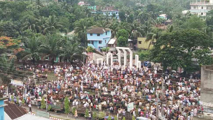 শহীদ মিনারে বসেছে পশুর হাট, বেদিতে পান-সিগারেটের দোকান শহীদ মিনারে বসেছে পশুর হাট, বেদিতে পান-সিগারেটের দোকান