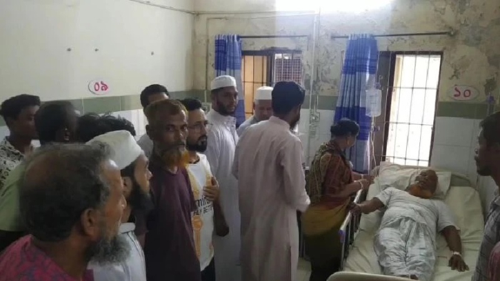 চাঁদপুরে মসজিদে ইমামকে কুপিয়ে জখম, হামলাকারী আটক চাঁদপুরে মসজিদে ইমামকে কুপিয়ে জখম, হামলাকারী আটক