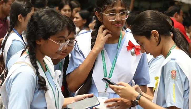 রাজনৈতিক অস্থিরতায় স্কুলে অনিশ্চয়তা পরীক্ষা সামনে, অভিভাবকদের উদ্বেগ বাড়ছে