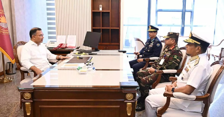 প্রধানমন্ত্রীর সঙ্গে তিন বাহিনী প্রধানের সৌজন্য সাক্ষাৎ