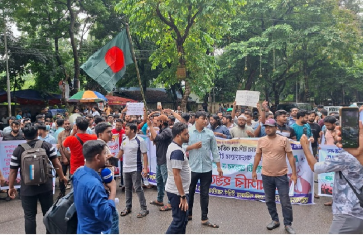 তিন দাবিতে প্রবাসী কল্যাণ ভবন অবরোধ কোরিয়া গমনেচ্ছু কর্মীদের
