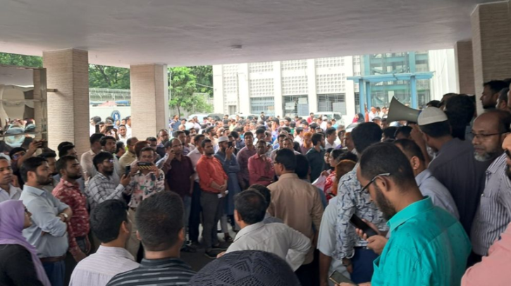 দাবি আদায়ে সচিবালয়ের সামনে কর্মকর্তা-কর্মচারীদের বিক্ষোভ
