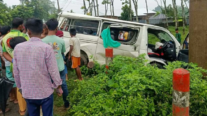 কনে নিয়ে ফেরার পথে মাইক্রোবাস খাদে, শিশুসহ নিহত ২