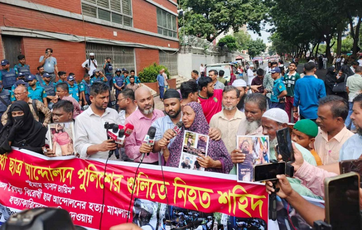 আইন উপদেষ্টার পদত্যাগ দাবিতে সচিবালয়ের সামনে শহীদ পরিবার ও আহতদের অবস্থান আইন উপদেষ্টার পদত্যাগ দাবিতে সচিবালয়ের সামনে শহীদ পরিবার ও আহতদের অবস্থান