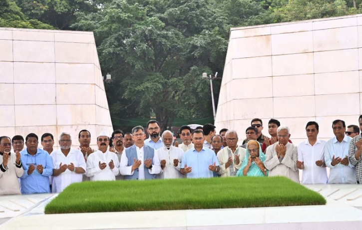 বিএনপির ৪৮তম প্রতিষ্ঠাবার্ষিকীতে জিয়াউর রহমান ও খালেদা জিয়ার সমাধিতে প্রধানমন্ত্রীর শ্রদ্ধা