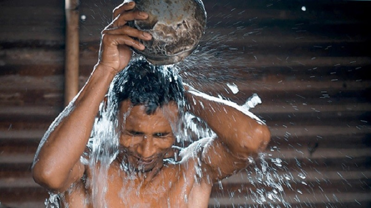 দৈনিক গোসল কি জরুরি? বিশেষজ্ঞরা যা বলছেন
