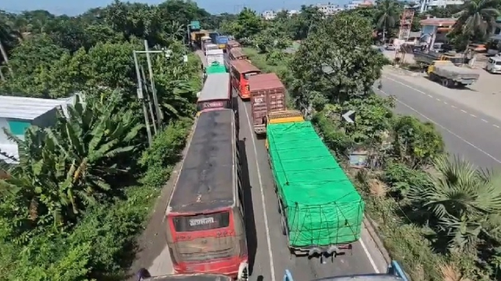 ঢাকা–চট্টগ্রাম মহাসড়কে ৪০ কিলোমিটার যানজট, অ্যাম্বুলেন্সেই রোগীর মৃত্যু
